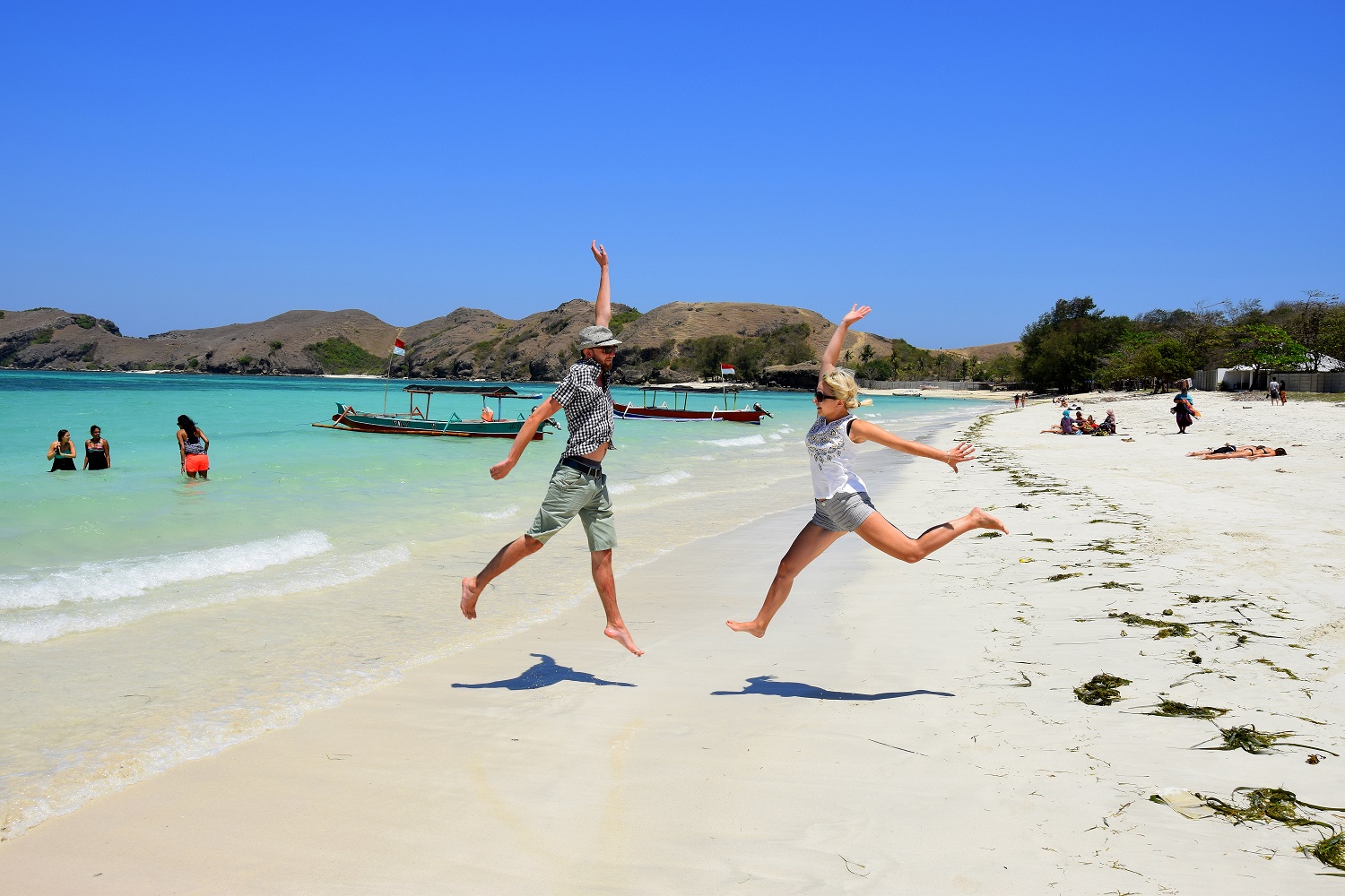 SkyRocket na urlopie w Indonezji szczęśliwi ludzie w podskoku biały piasek lazurowa woda